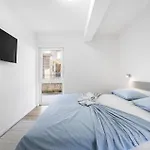 3 Bedroom Stunning In Apartament *