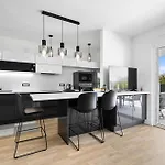 3 Bedroom Stunning In Apartament