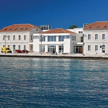 3 Bedroom Stunning In Apartament