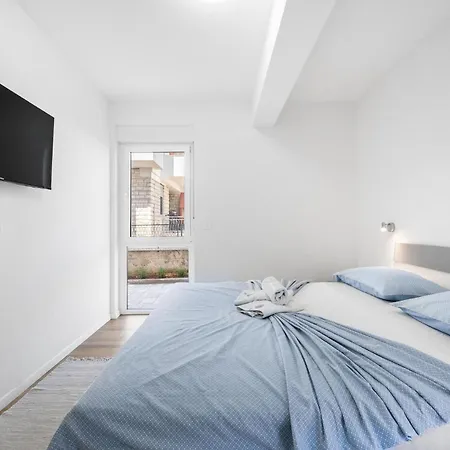 Amazing In With Kitchen Apartment *