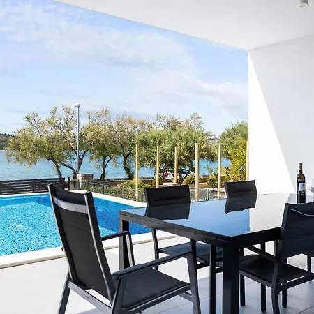 Amazing In With Kitchen Apartment *